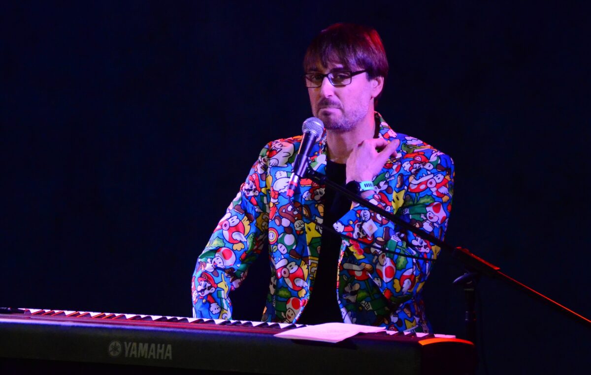 Andy Sauerwein rockt mit seinem Piano die „Kulturbühne im Kulturbahnhof“