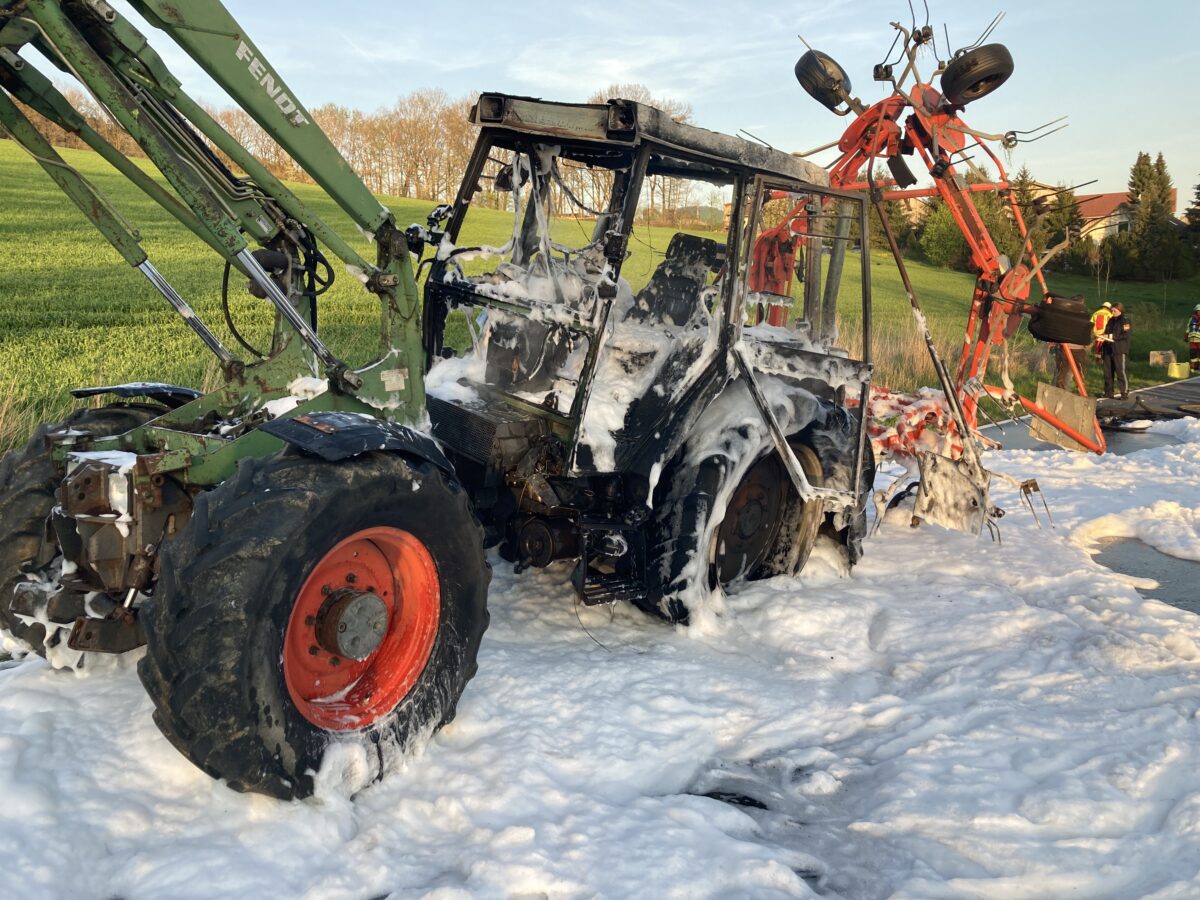 Traktor ausgebrannt – Anbaugerät und Straßenbelag ebenfalls beschädigt