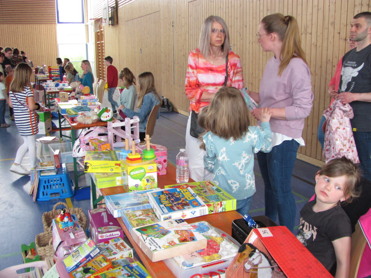 Kinderflohmarkt sorgte für viel Leben im Schulhaus