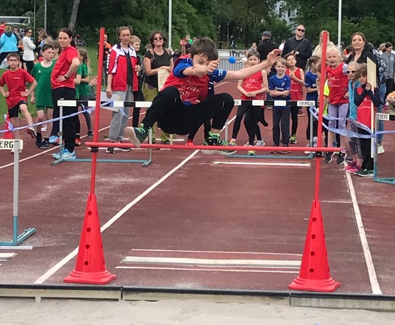 Junge Leichtathleten liefern sich bei der DJK Weiden packende Wettkämpfe