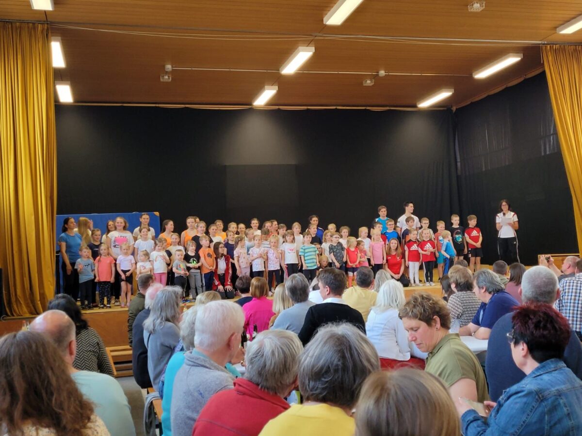 Tohuwabohu beim bunten Abend des TSV Flossenbürg