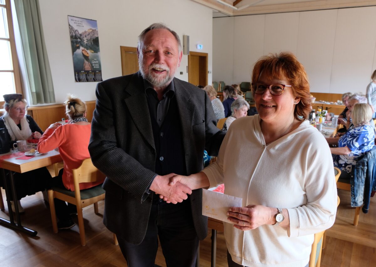 Wenn der Pfarrer die Witze auspackt: Muttertagsfrühstück im Pfarrheim