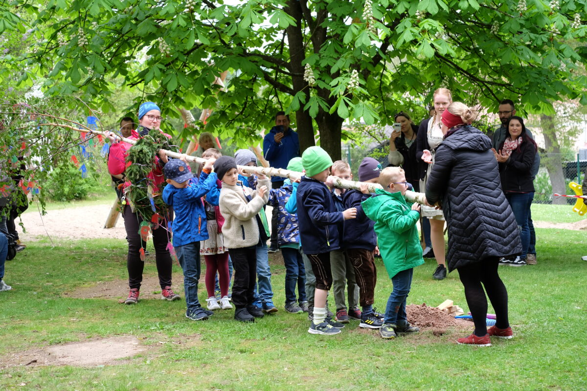 Kinder tanzen in den Mai
