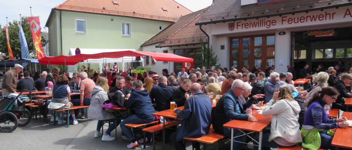Feiern rund ums Feuerwehrgerätehaus