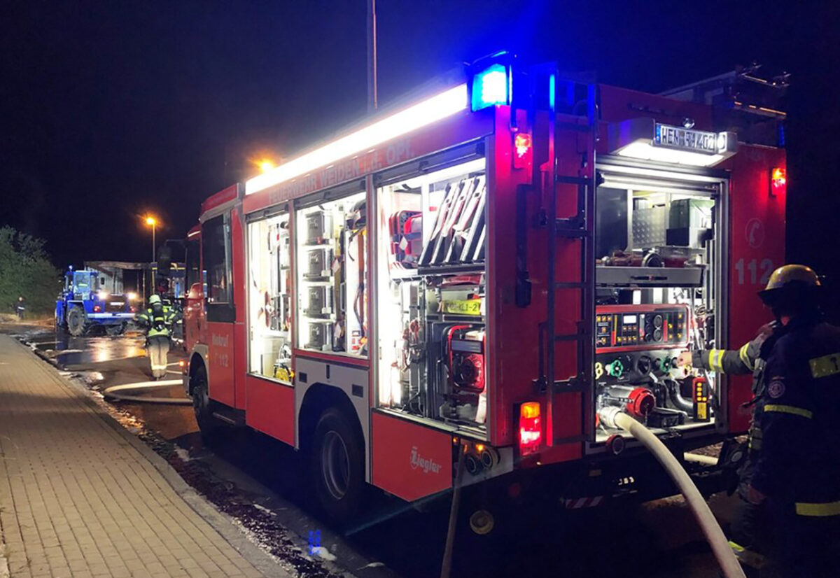 Brand am Hammerweg: 77-Jähriger und eine 48-jährige Frau springen vom Balkon