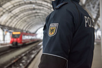 Eishockey-Fans in Schwandorf gestoppt: Polizei räumt überfüllten Zug