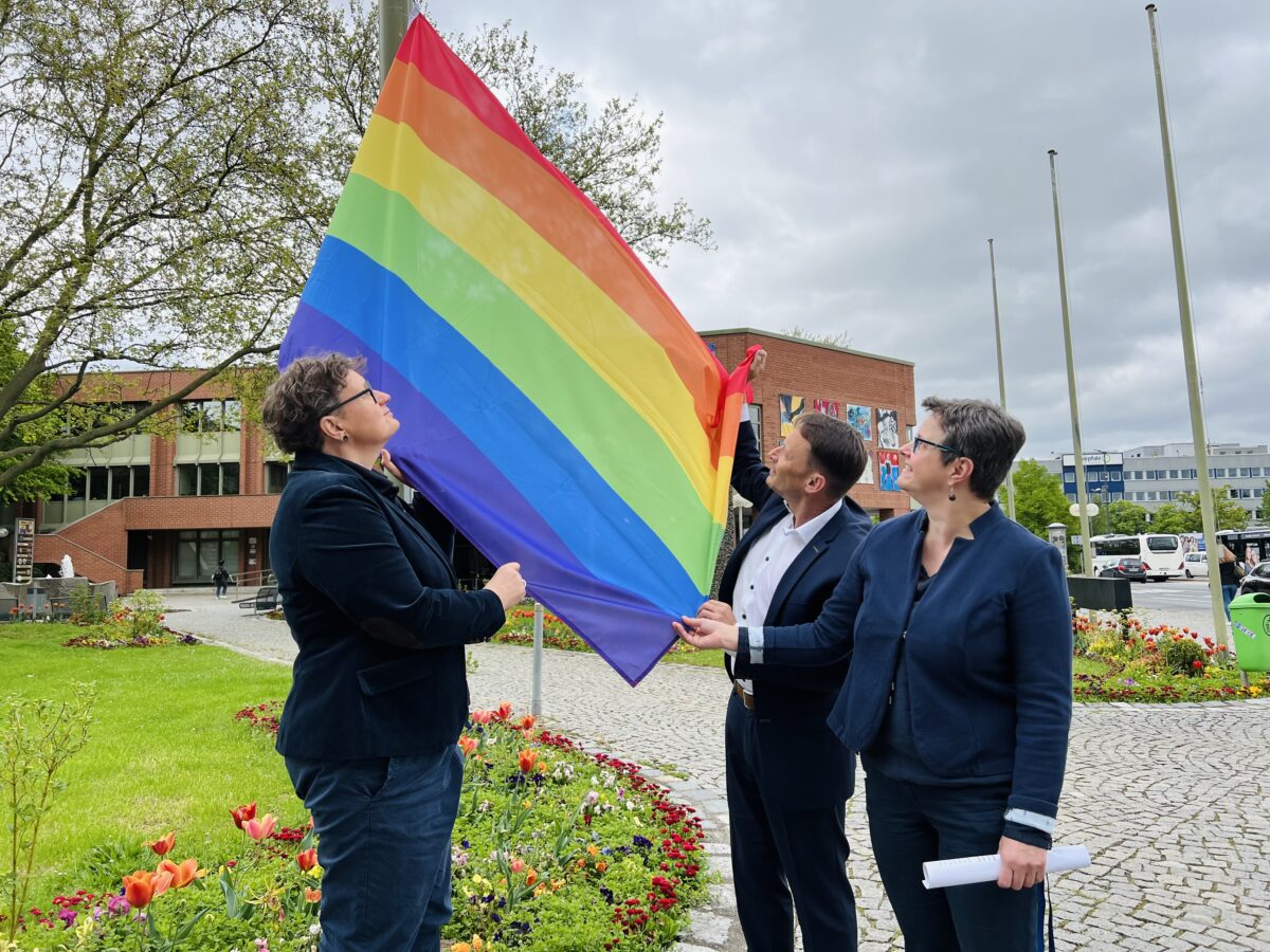 Gegen Homo-, Bi-, Inter- und Transphobie: Weiden hisst Regenbogenfahne