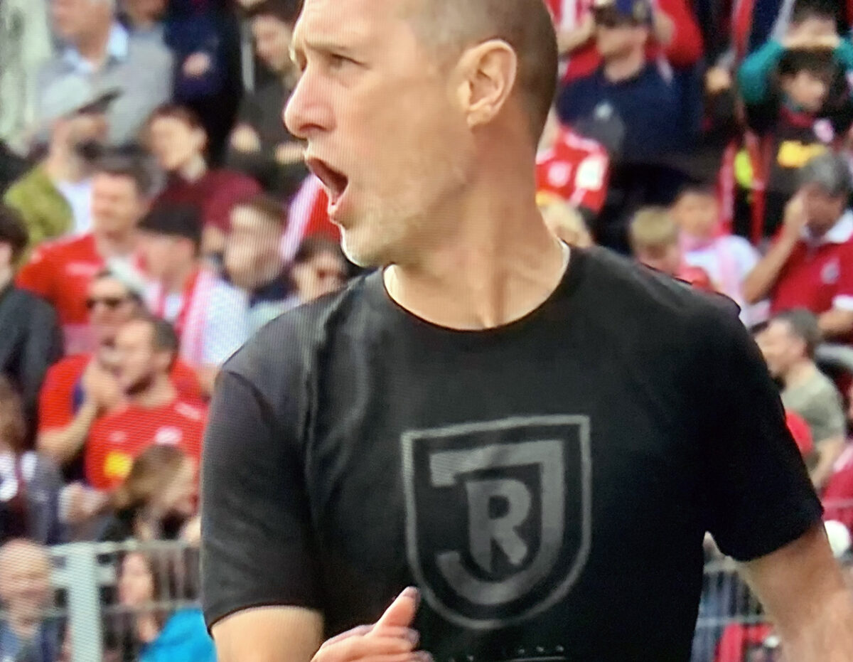 Das ist mal ein Impuls: Jahn gräbt sich gegen HSV schon zur Halbzeit sein Zweitliga-Grab