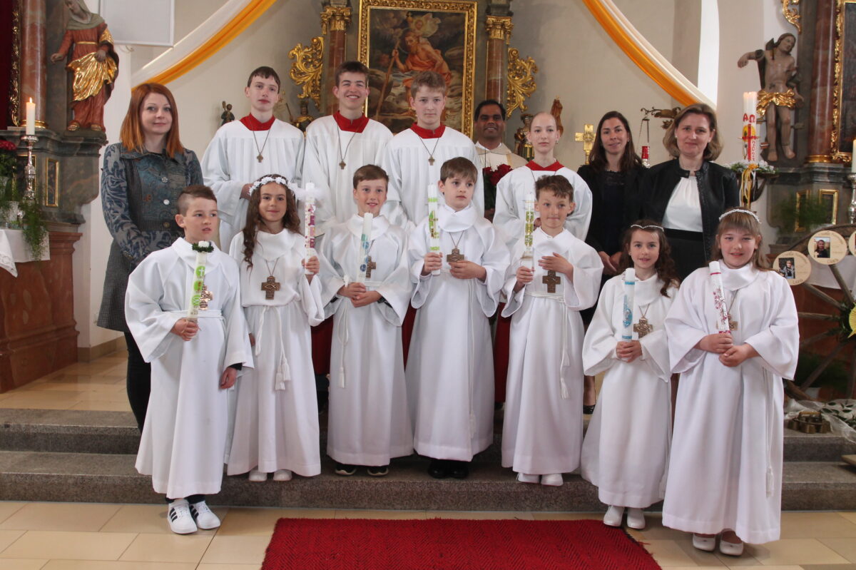 Kinder feiern mit „Jesus in der Mitte“ Erstkommunion