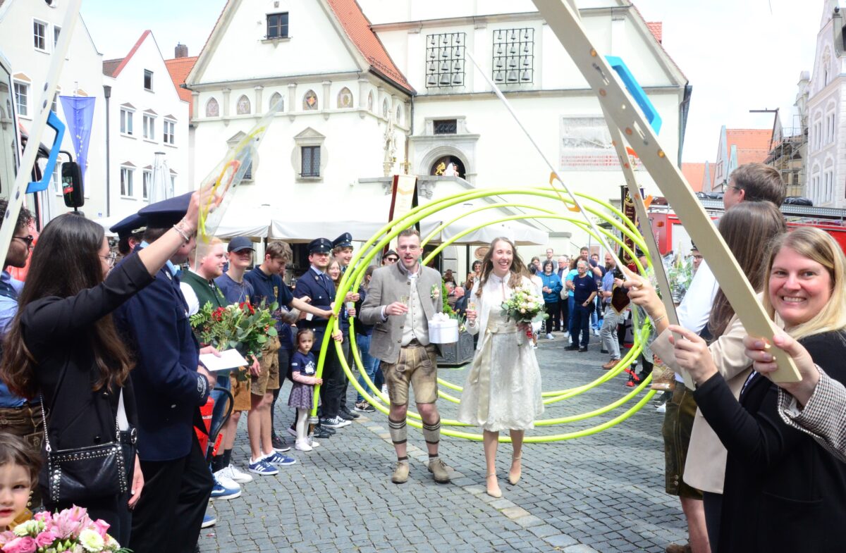 Feuerwehrmann Lukas Alt unter der Haube seiner Festdame Sophie