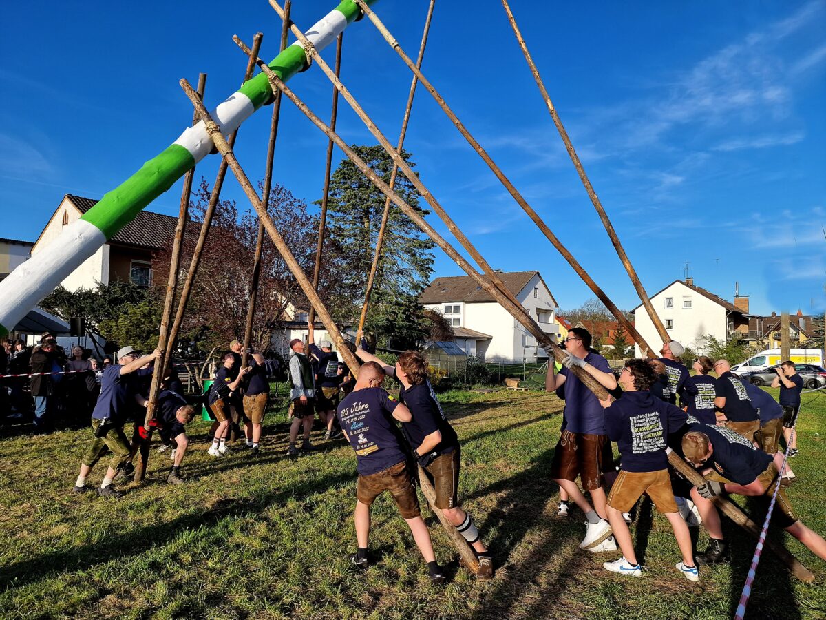 Burschenverein hält Wache – Baum zum Glück gerettet