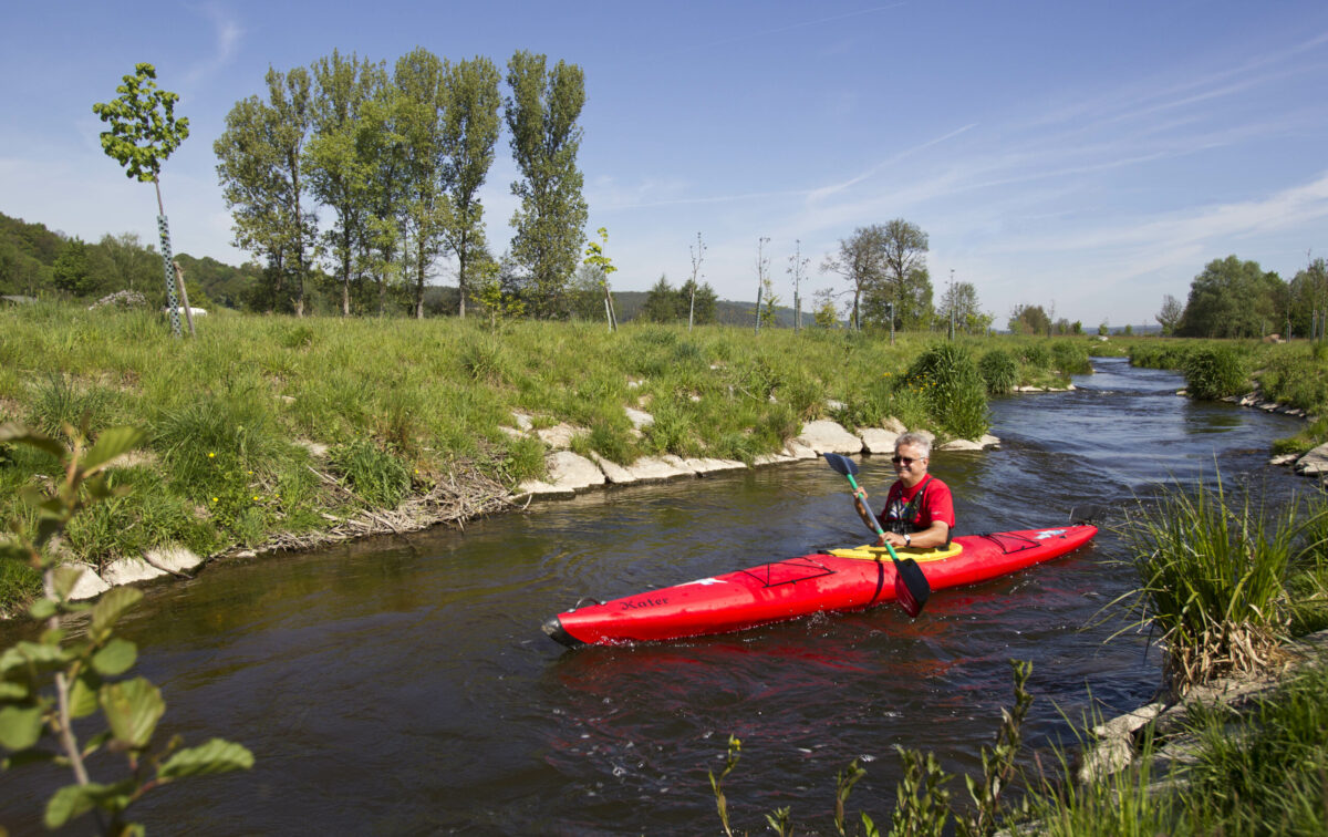Gemütlich den Flusslauf entlang paddeln: Bootswandern auf der Naab