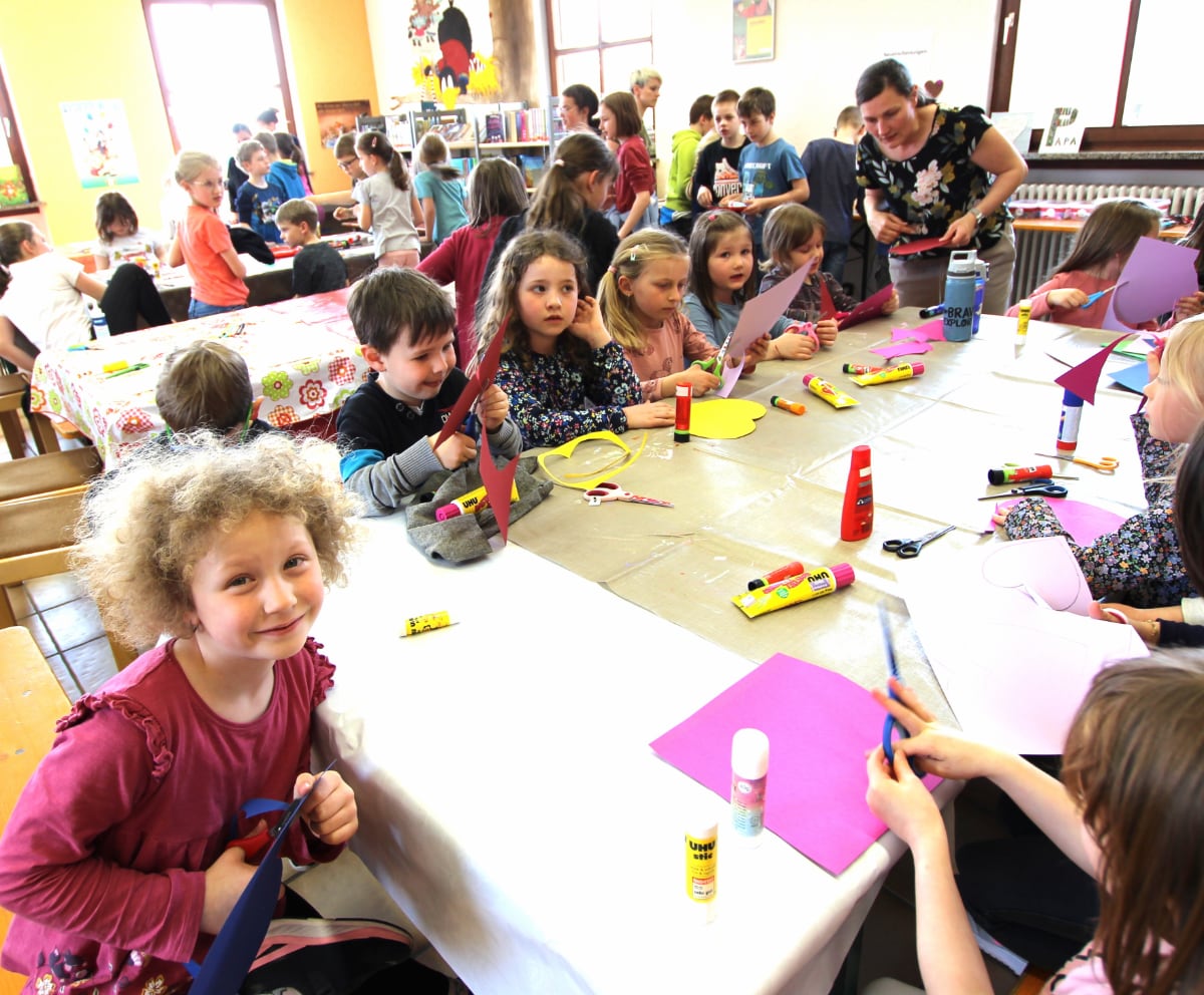 Viel Kreativität: Kinder basteln in der Flossenbürger Gemeindebücherei