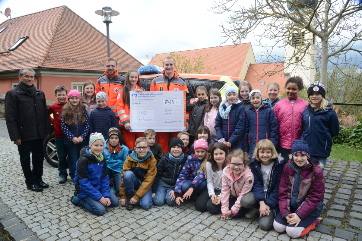 Parksteiner Kommunionkinder spenden an „Helfer vor Ort“