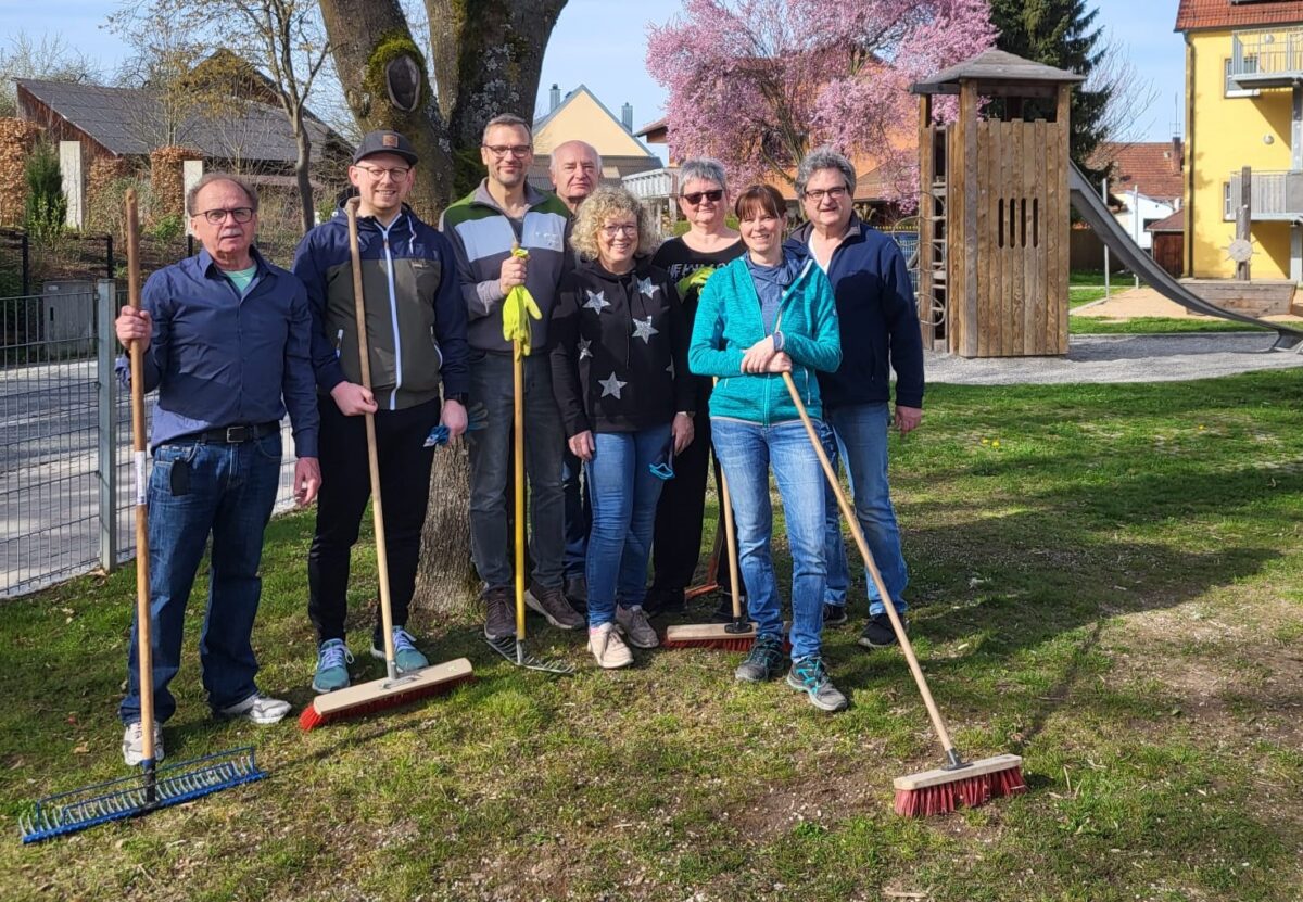 Mit Schaufel und Besen: Frühjahrsputz am Kinderspielplatz
