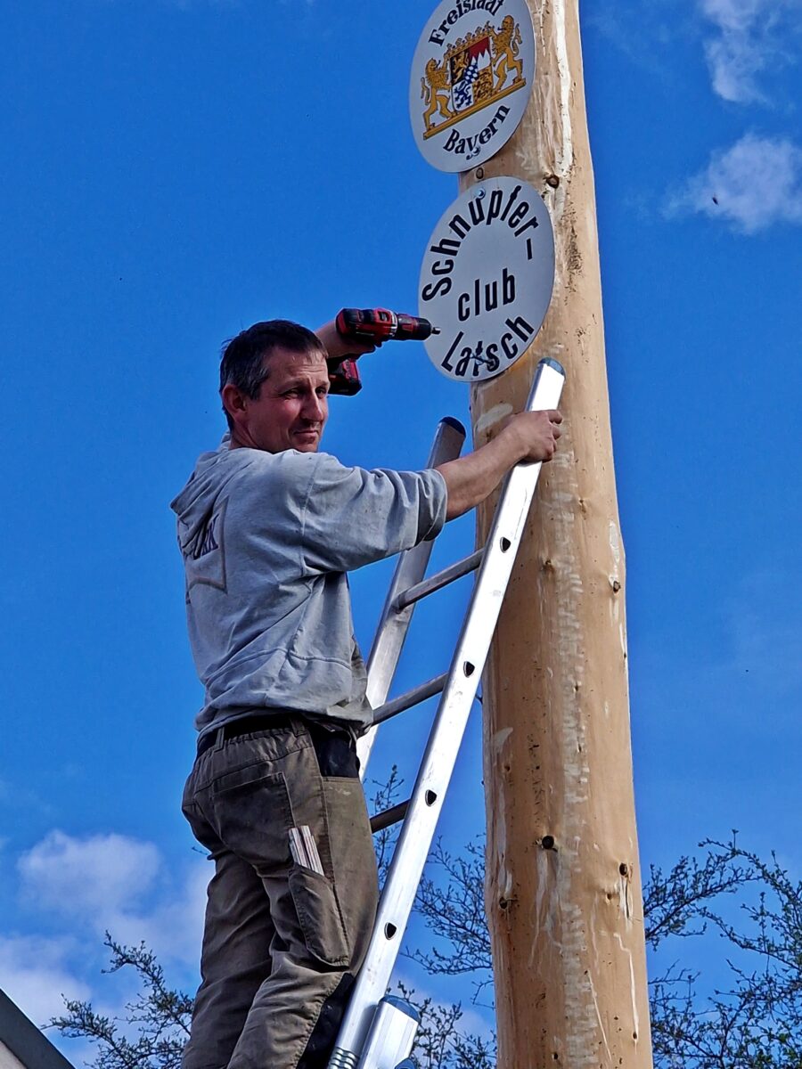Der Maibaum grüßt aus Latsch
