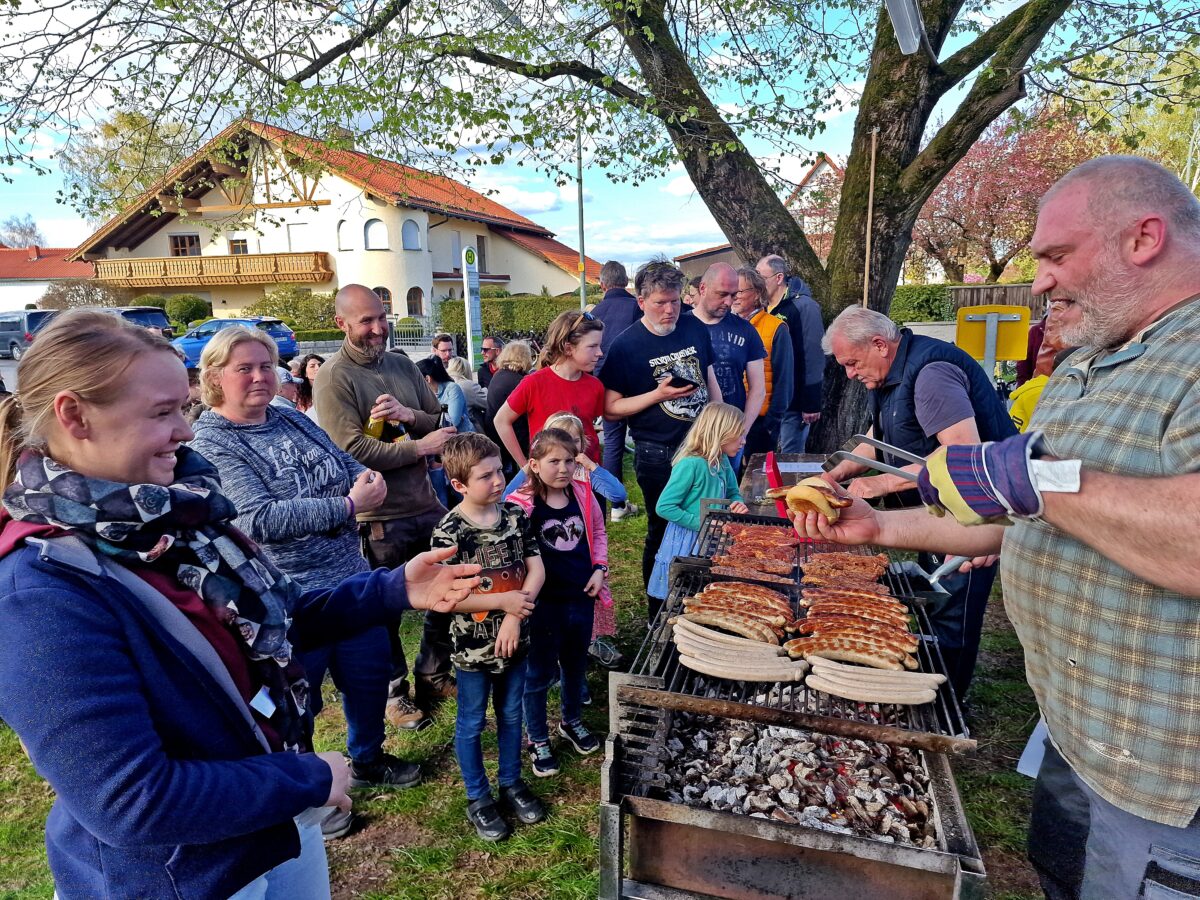 Zünftiges Maibaum-Fest in Frauenricht