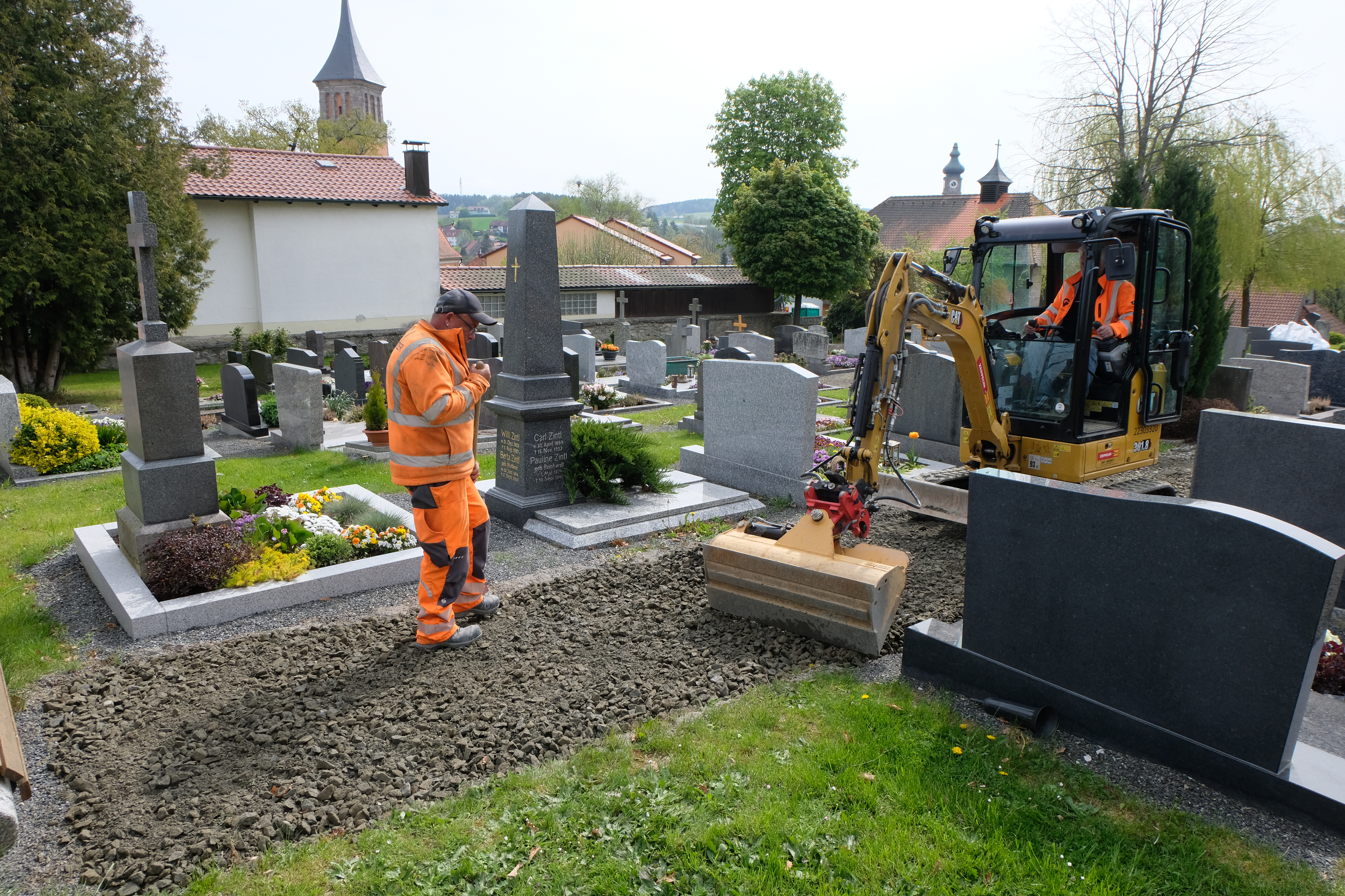 Befestigung der Flosser Friedhofswege macht Fortschritte