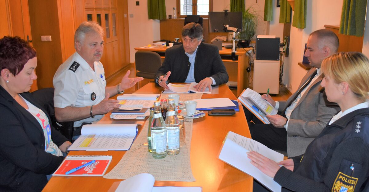 Betrug per Telefon und Gewalt gegen Polizeibeamte