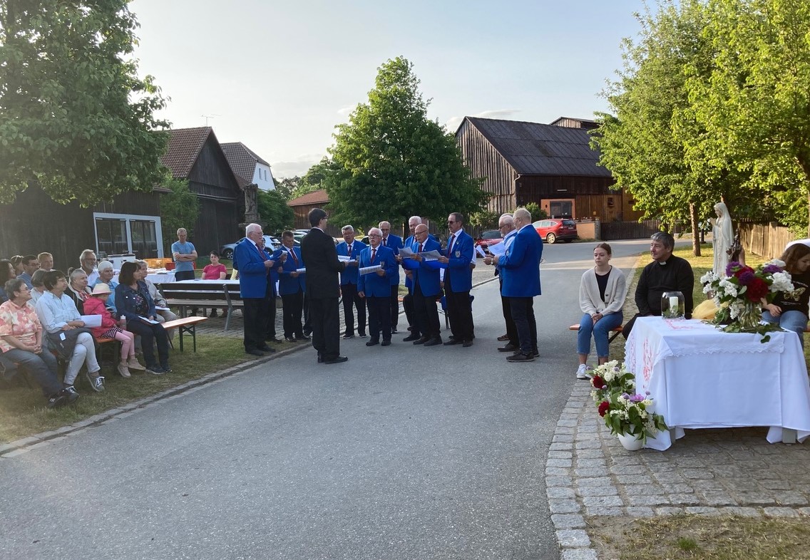 Wieselriether feiern Maiandacht auf dem Dorfplatz