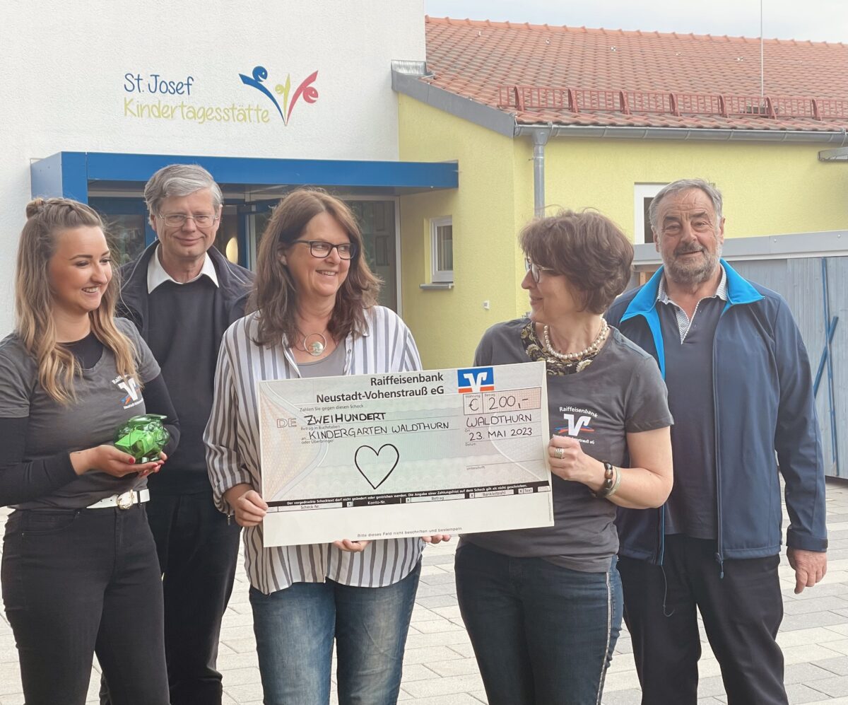 Der Club der Raiffeisenbank spendet an die Kita Waldturn