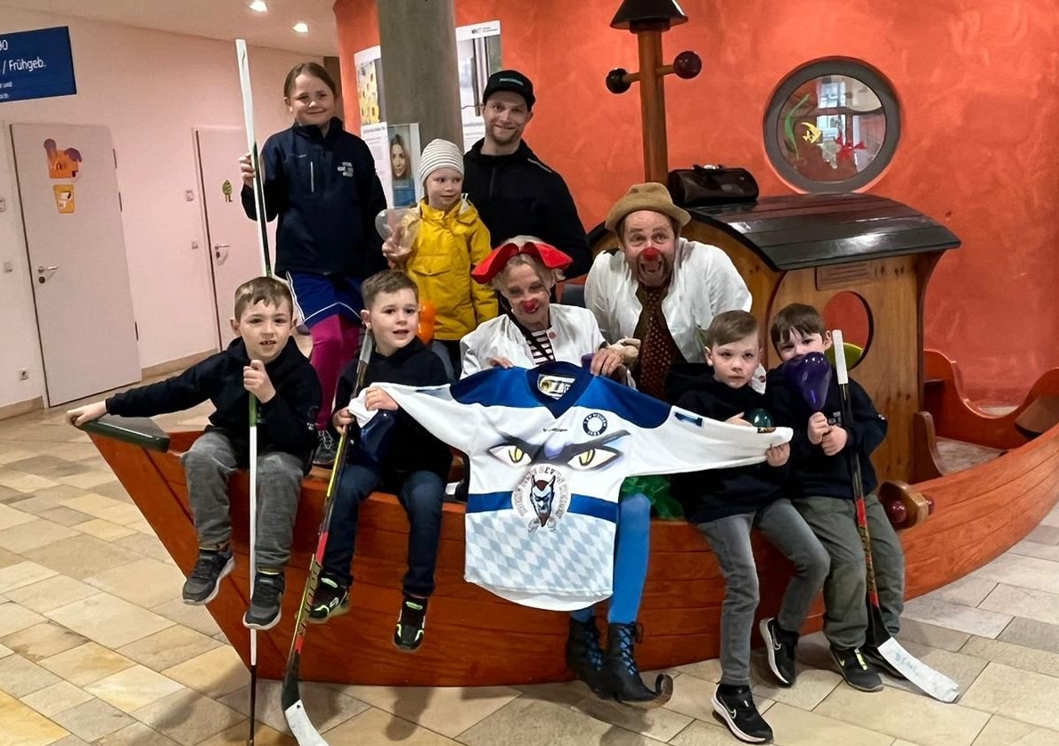 U 7 der Young Blue Devils engagiert sich für die KlinikClowns