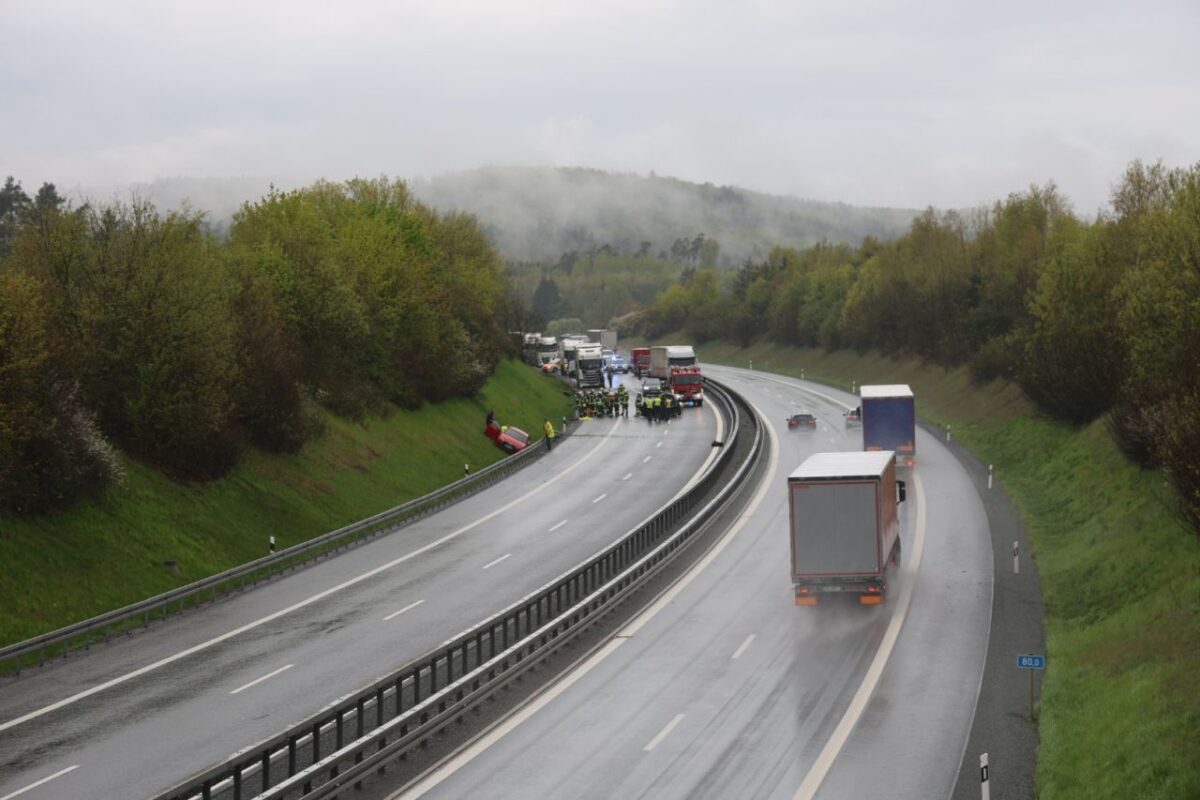 Auffahrunfall auf der A93 – Autobahn gesperrt