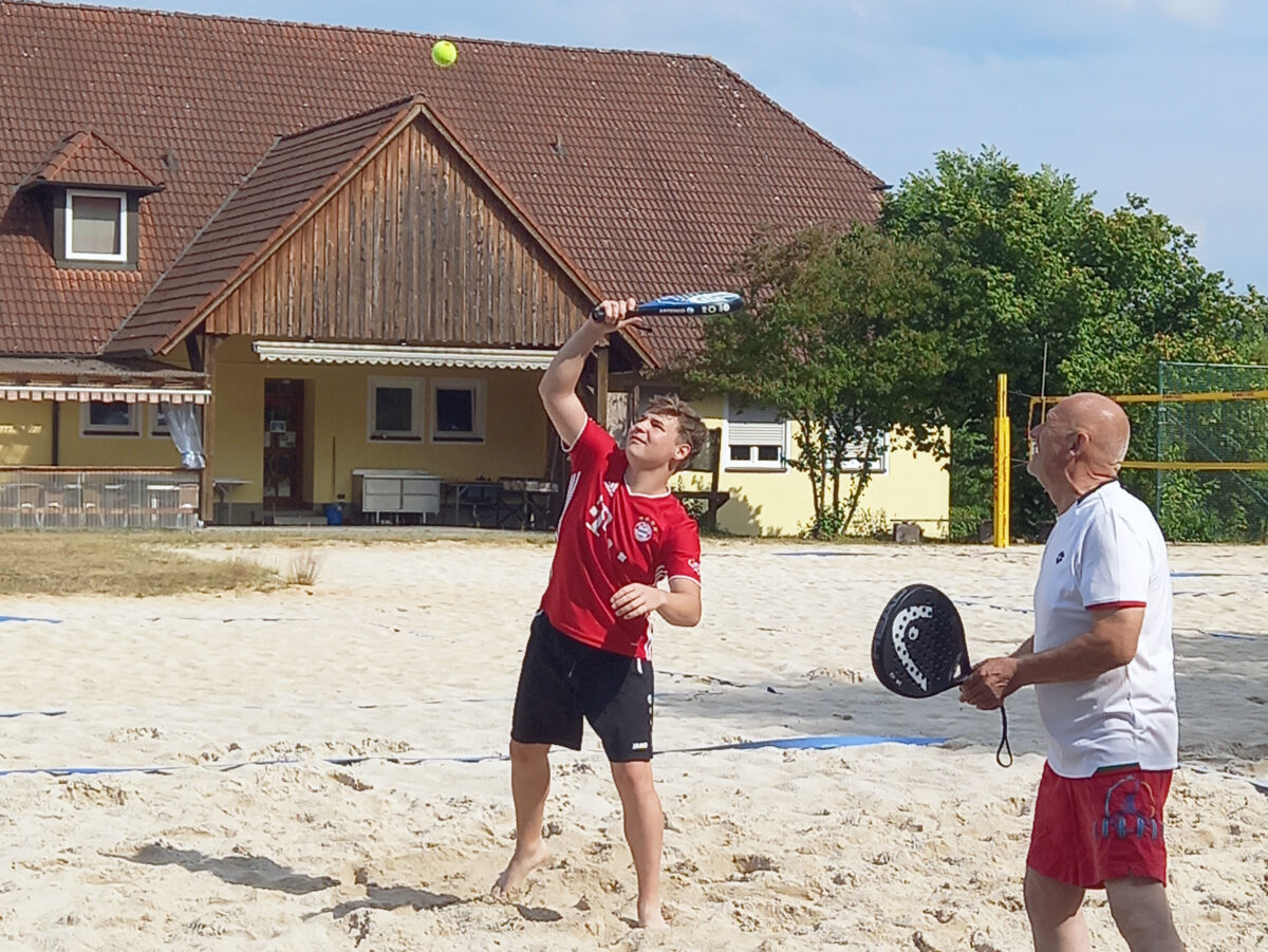 Beachtennis-Meisterschaften in lockerer Atmosphäre mit viel Musik und Stimmung
