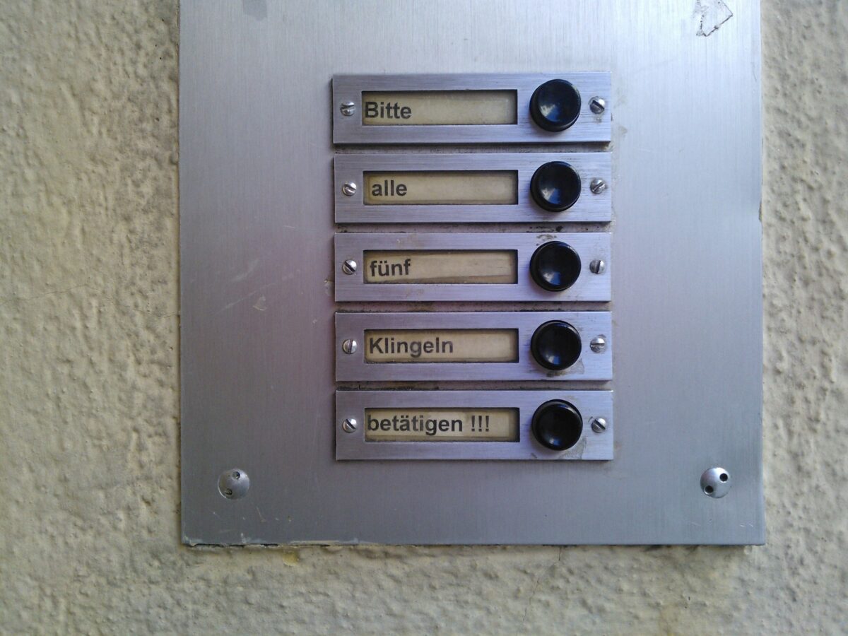 Mann reagiert über nach Klingelstreich