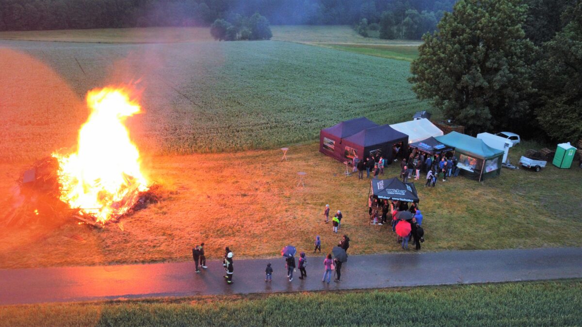 Johannisfeuer in Woppenrieth mit viel Nässe
