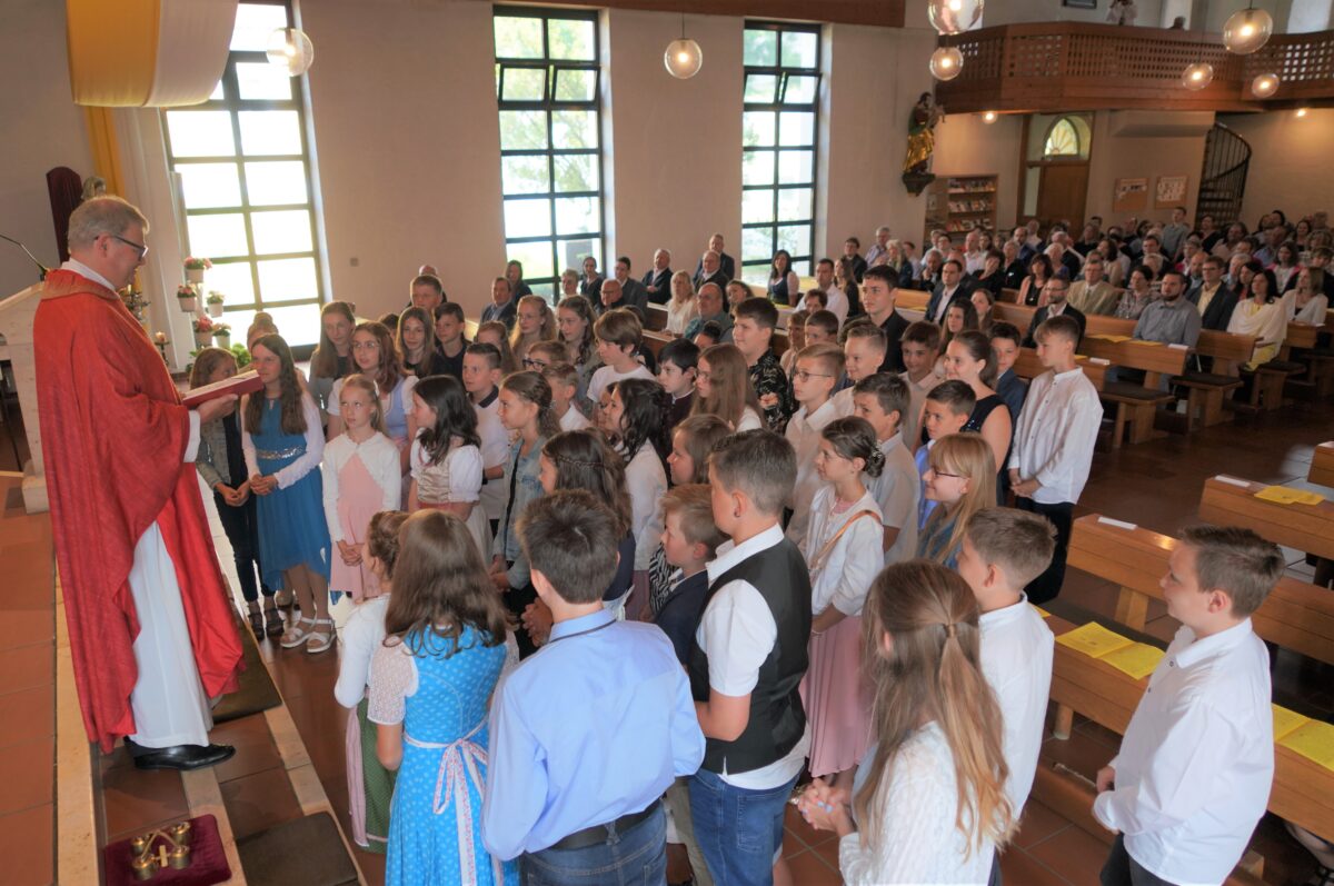 Ausweis Gottes – 49 junge Christen aus den Pfarreien Waldthurn und Neukirchen zu St. Christoph gefirmt