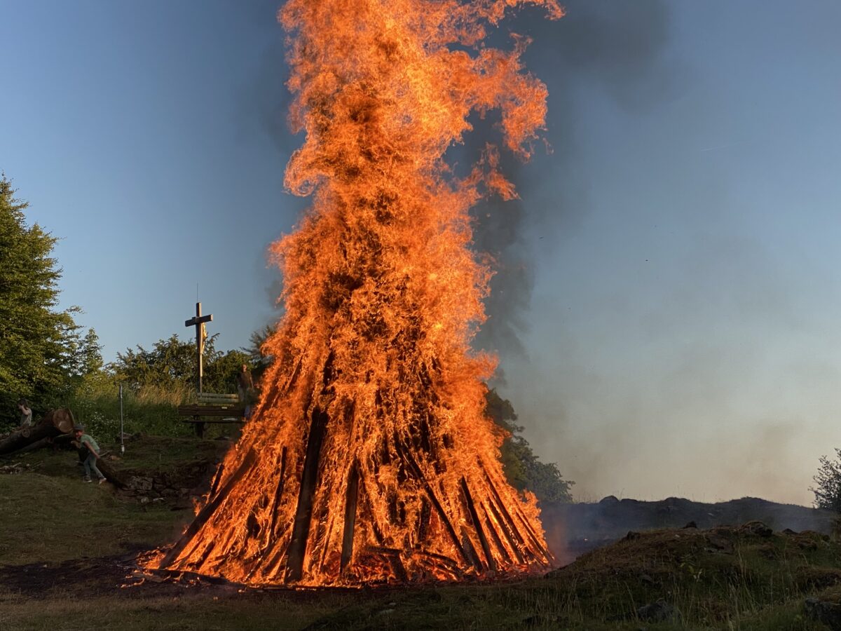 Johannisfeuer auf dem Schlossberg lodert in den Abendhimmel