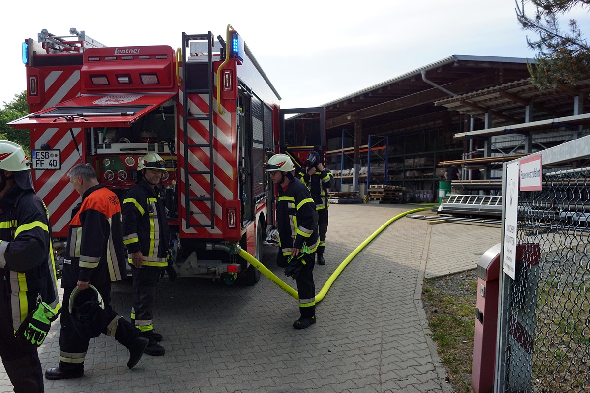 Brand in leerem Wohnzimmer: Feuerwehren löschen in Eschenbacher Zweifamilienhaus