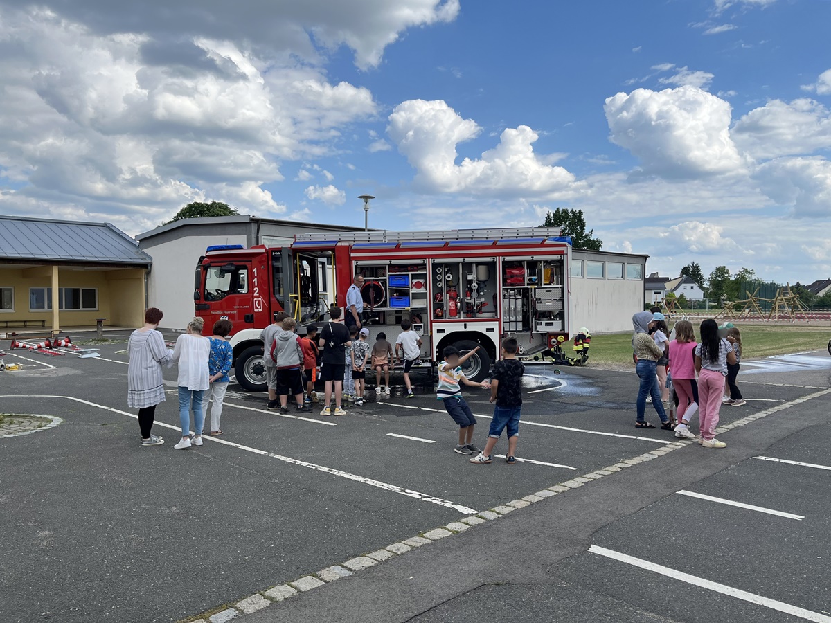 „Wir und die vier Elemente“: Schulbesuch bei der Feuerwehr