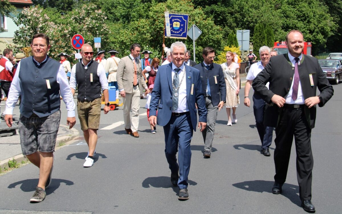 Großer Festzug krönt Flosser Heimatfest