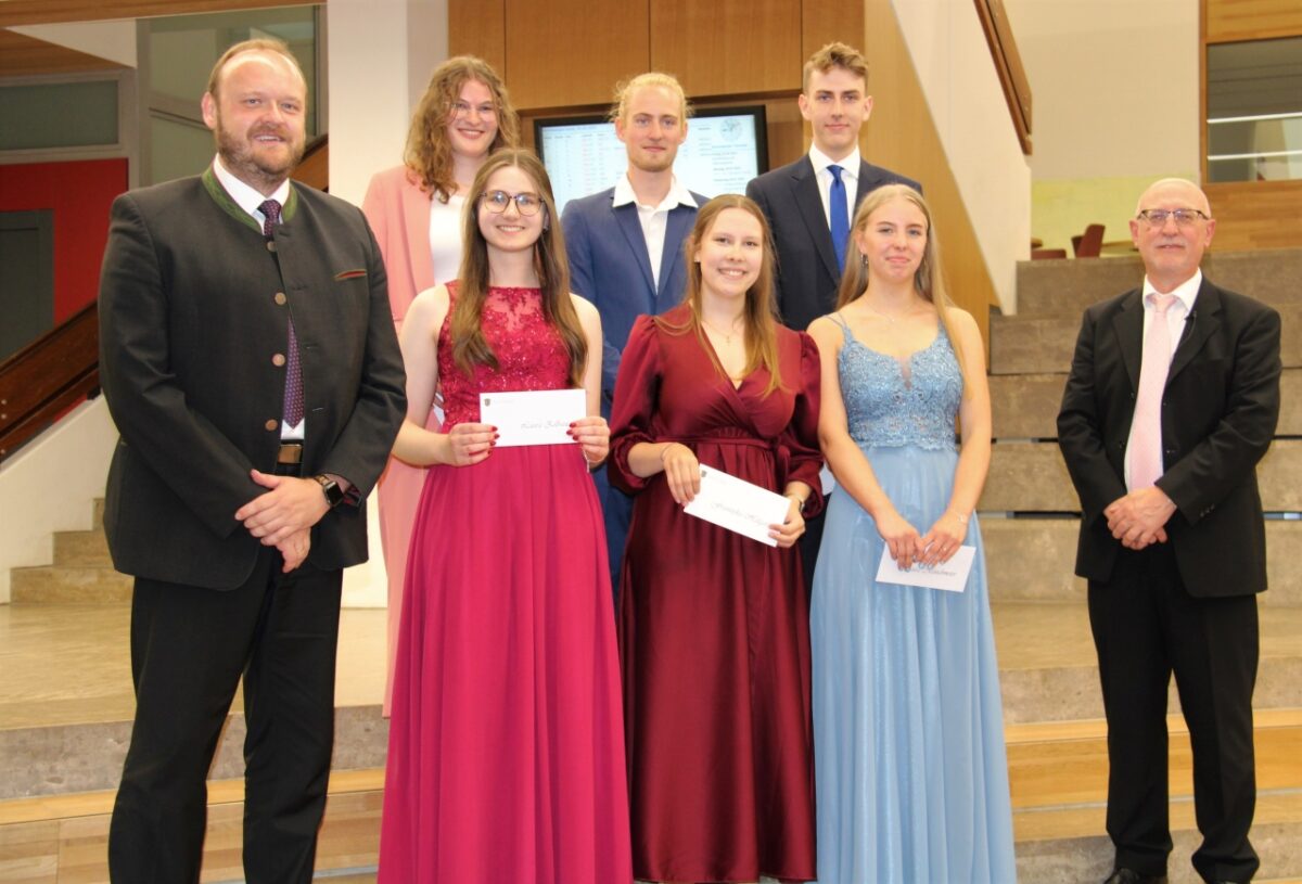 Gymnasium Neustadt verabschiedet Abiturienten