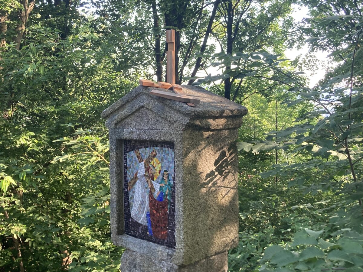 Vandalen wüten auf Kreuzweg am Basaltkegel