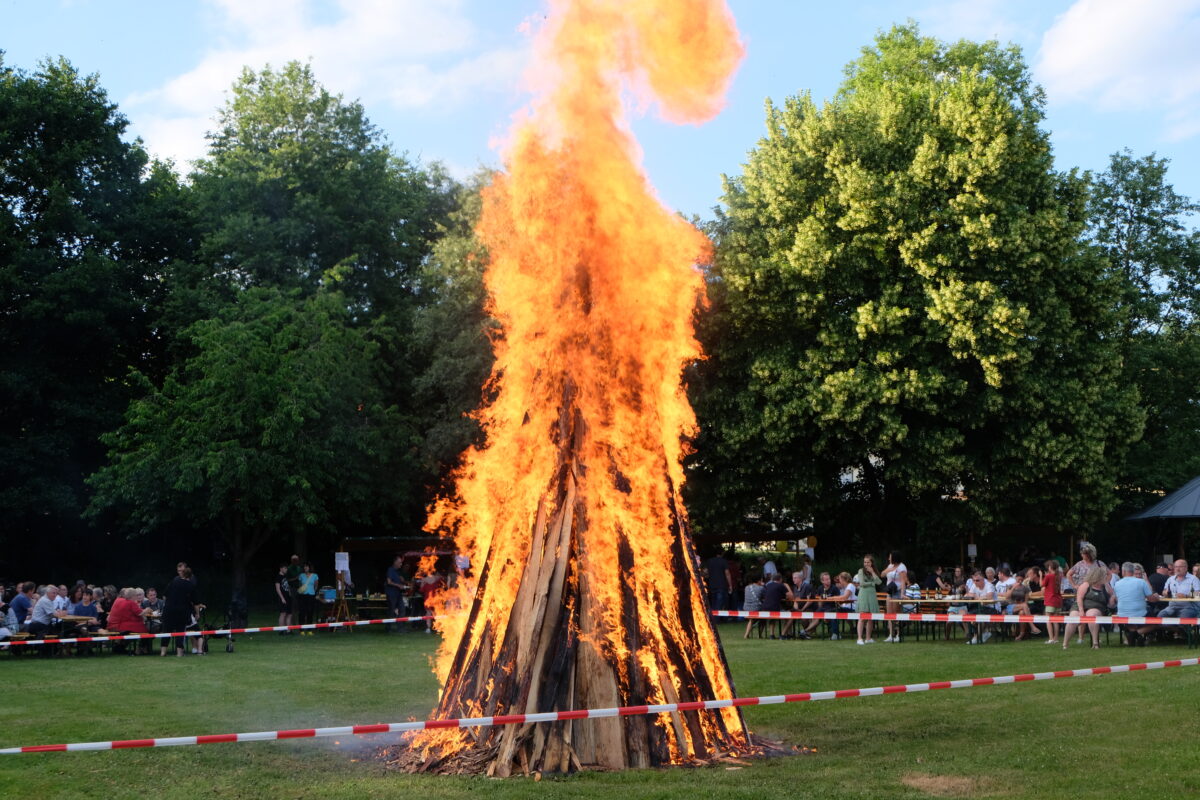 Tradition und Brauchtum spiegeln sich im Sonnwendfeuer wider