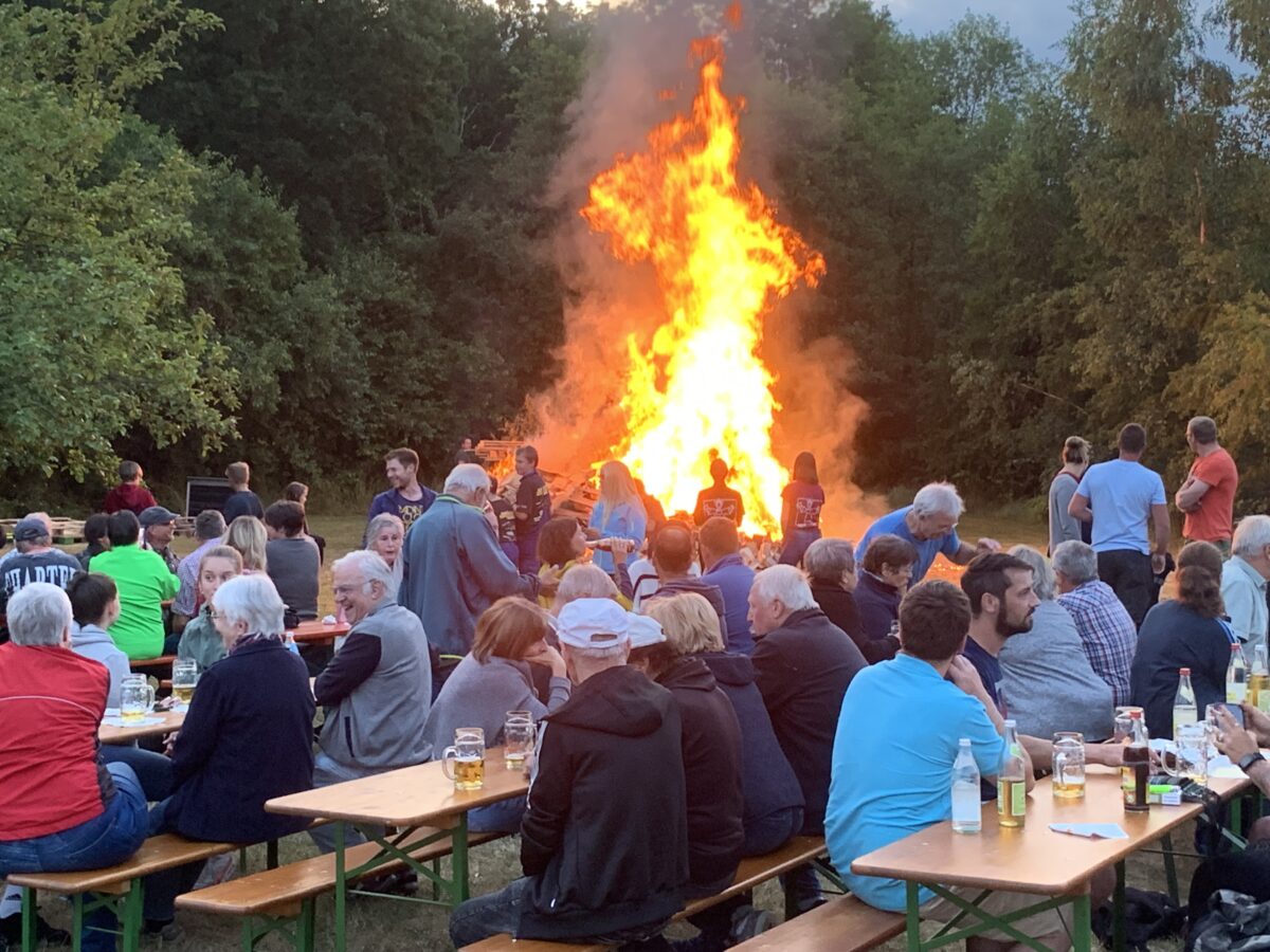 Johannisfeuer züngelt in den Himmel