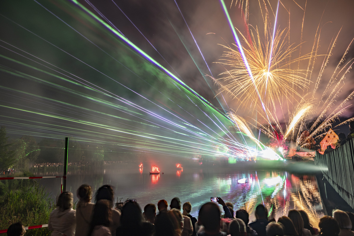 Tausende Besucher bestaunen die gigantische Lasershow beim Kultursommer Tirschenreuth