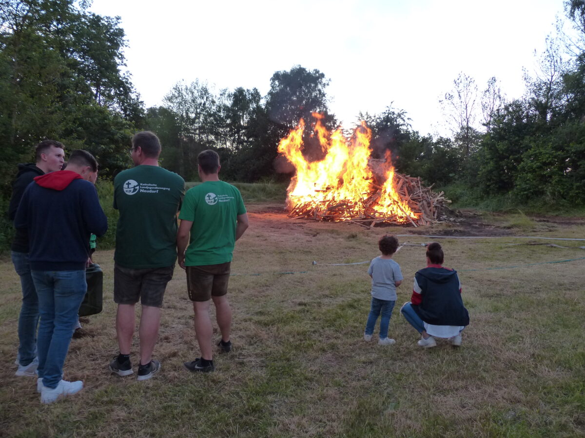 Johannisfeuer hoch über Neudorf