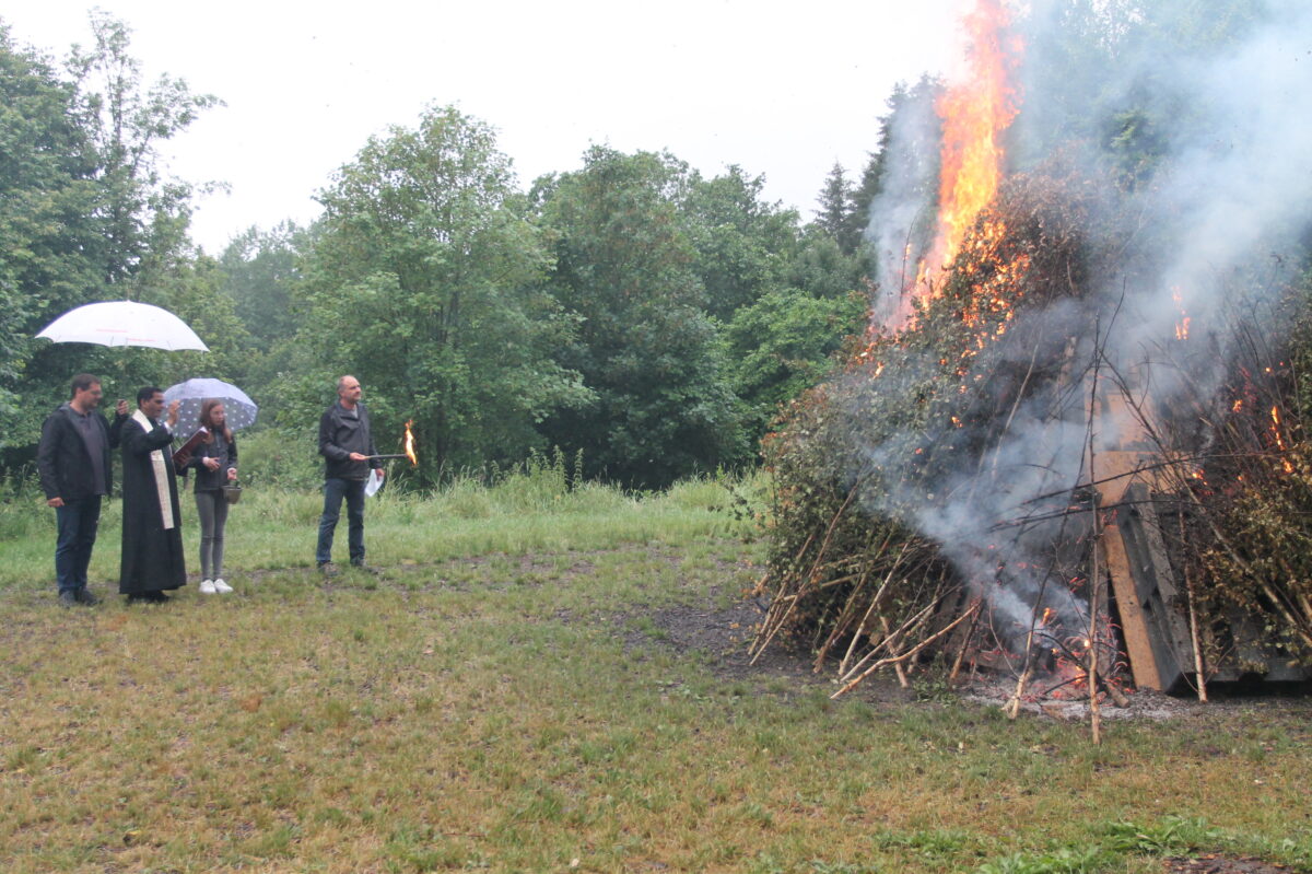 Trotz Regen – das Johannisfeuer brannte