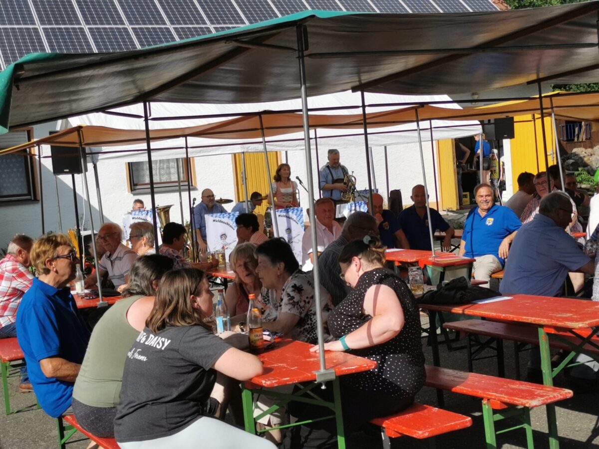 Soldatenkameradschaft feiert mit Blasmusik