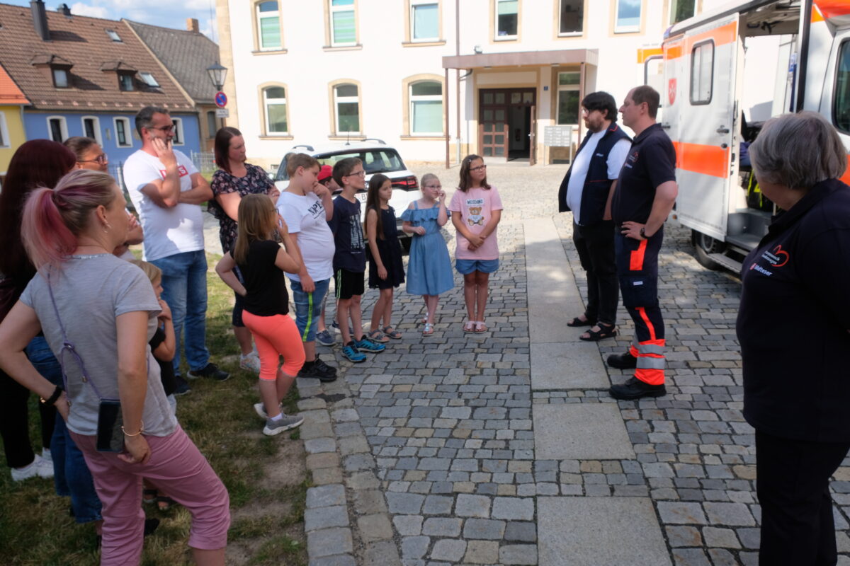 Erstkommunionkinder spenden für den Herzenswunsch-Krankenwagen