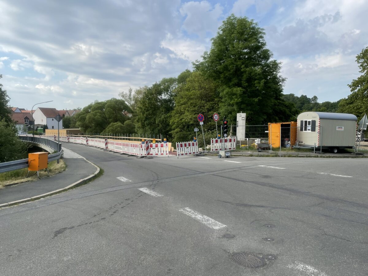 Kurze Vollsperre: Sanierung der Waldnaabbrücke