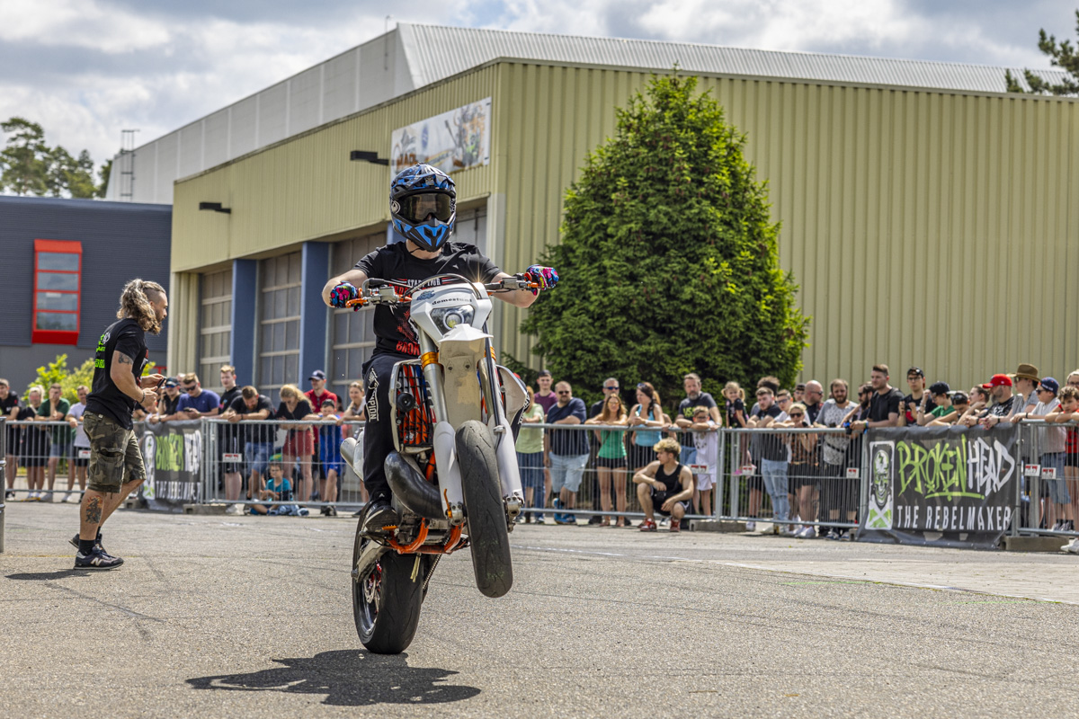 Stunts und Drifts mit dem Motorrad, Auto und Quad: Fotos und Video vom Stunt Meet 2023
