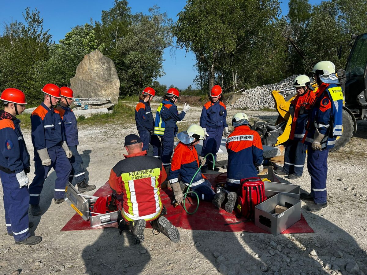 Von Tierrettung bis Hebekissen: Jungfeuerwehrler simulieren Berufsalltag