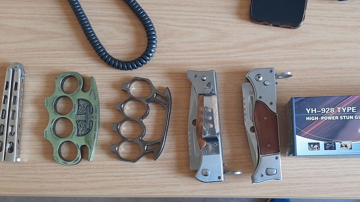Messer, Schlagringe und Wurfsterne – Polizei stellt 17 verbotene Waffen sicher