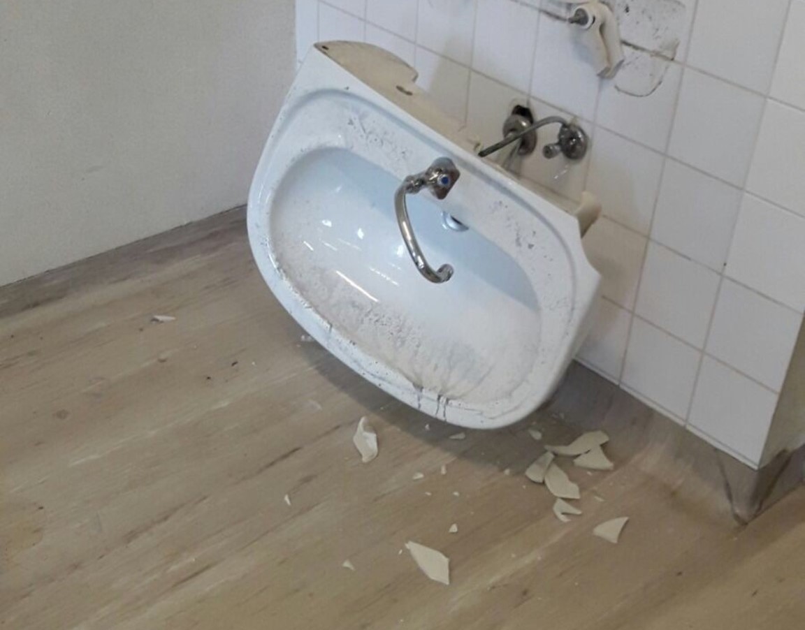Unbekannter reißt Waschbecken in der Stadtpark-Herrentoilette herunter