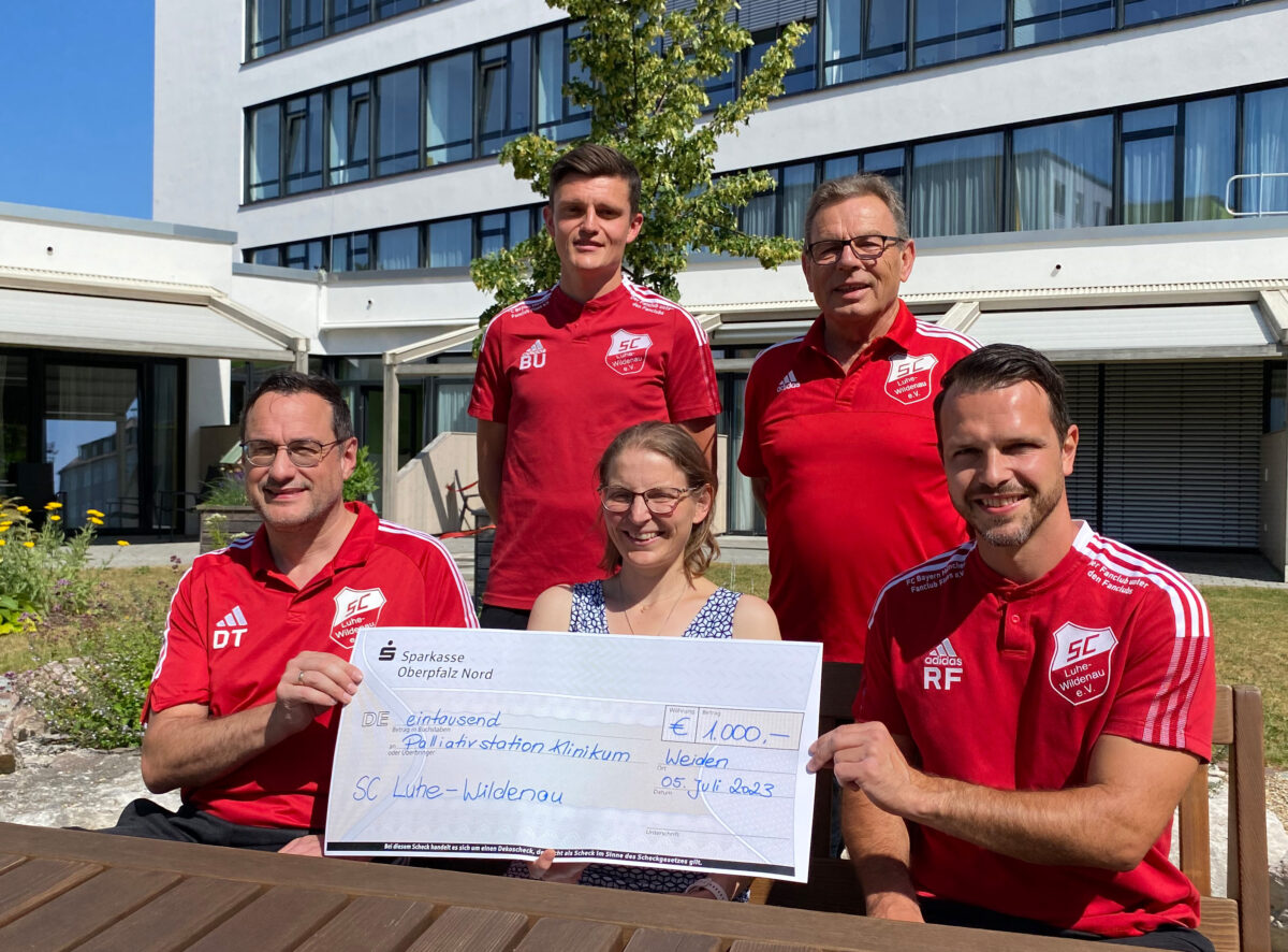 Meistertrikot des SC Luhe-Wildenau hilft Palliativstation am Klinikum